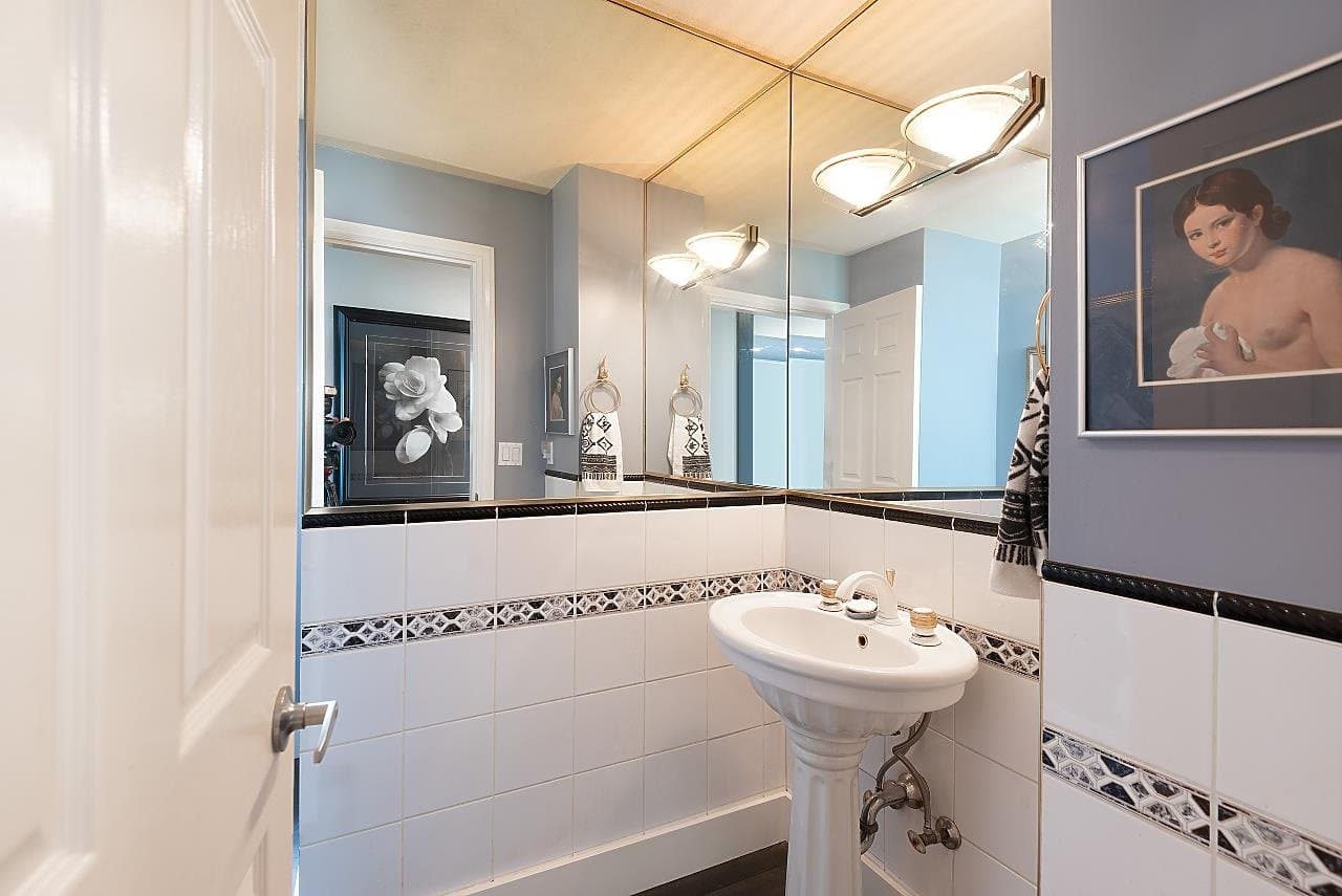 325 W 24TH ST in North Vancouver - Property View