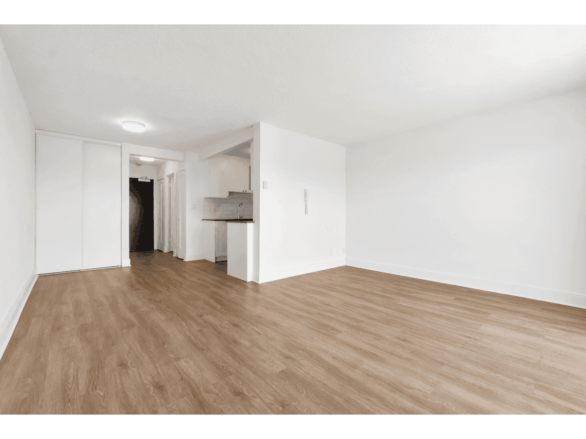 1007 ESQUIMALT RD in Esquimalt - Property View