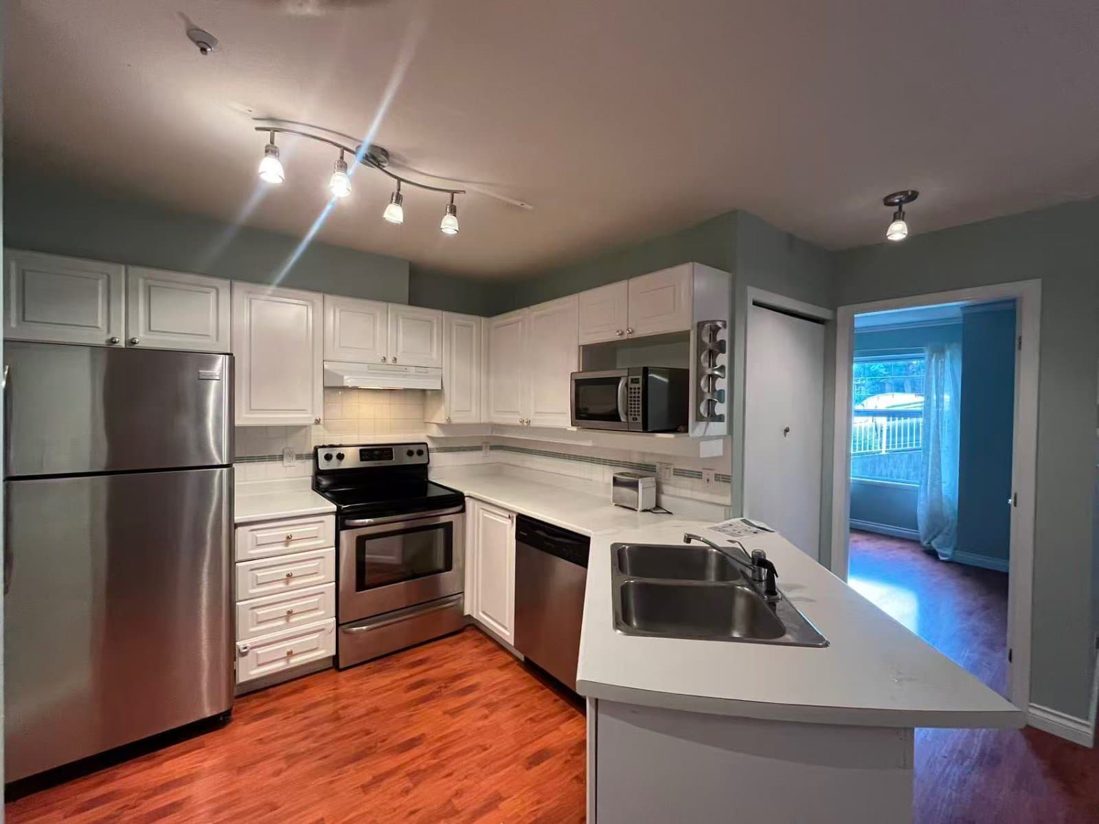 1032 QUEENS AVE in New Westminster - Property View