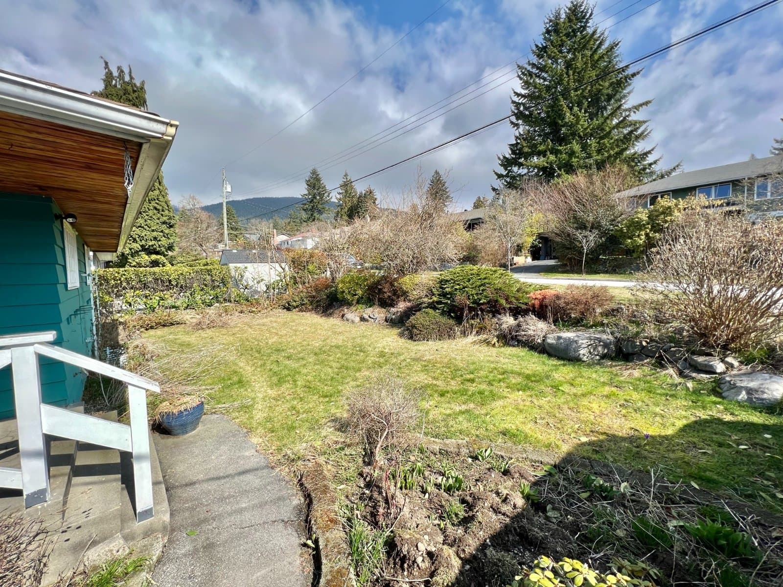 3389 CALDER AVE in North Vancouver - Property View
