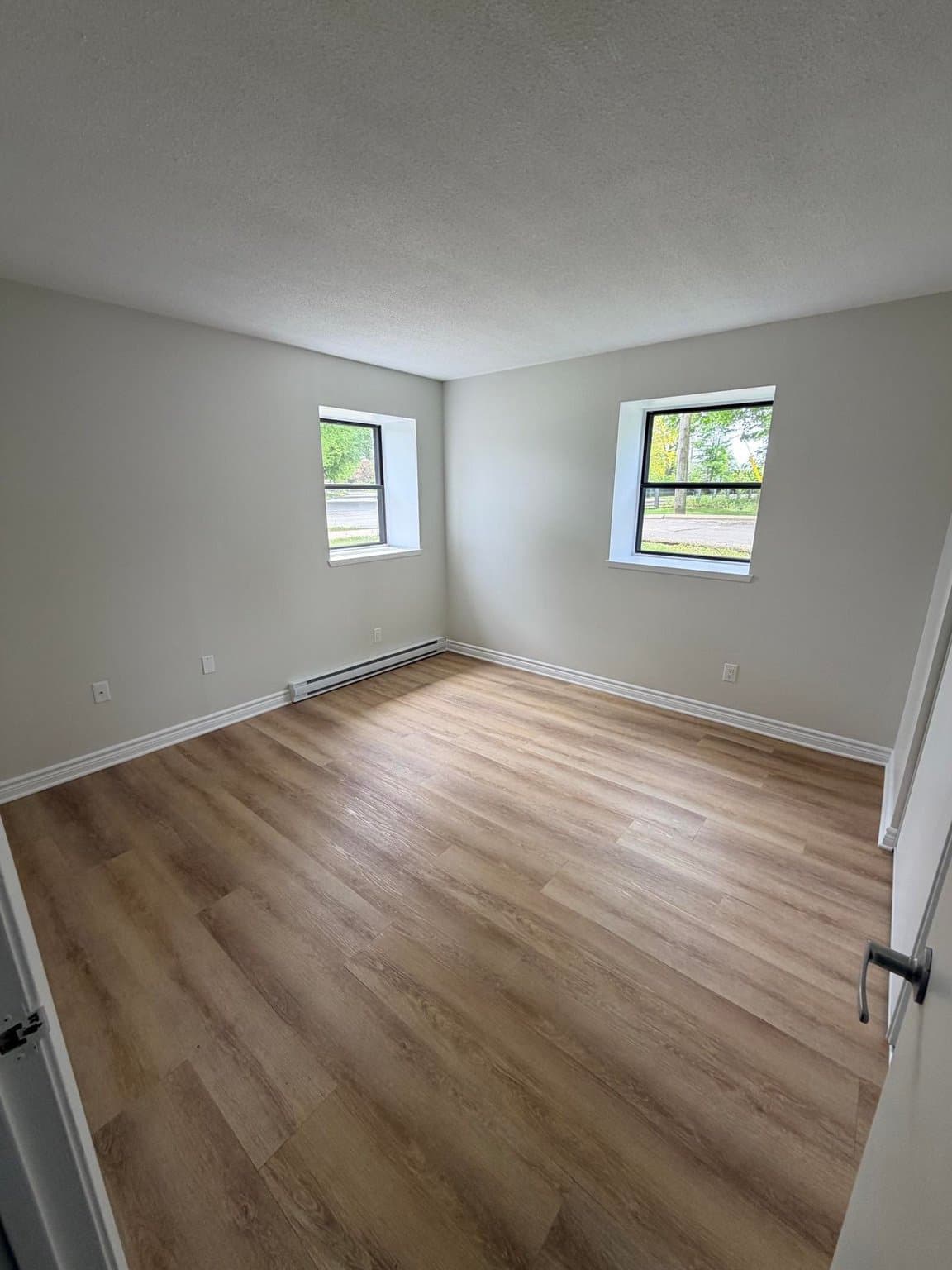 12 RIVERSIDE DR in Welland