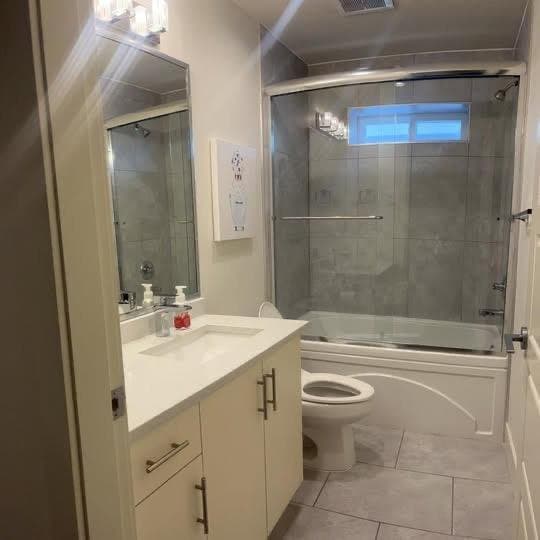 1080 EWSON ST in White Rock - Property View