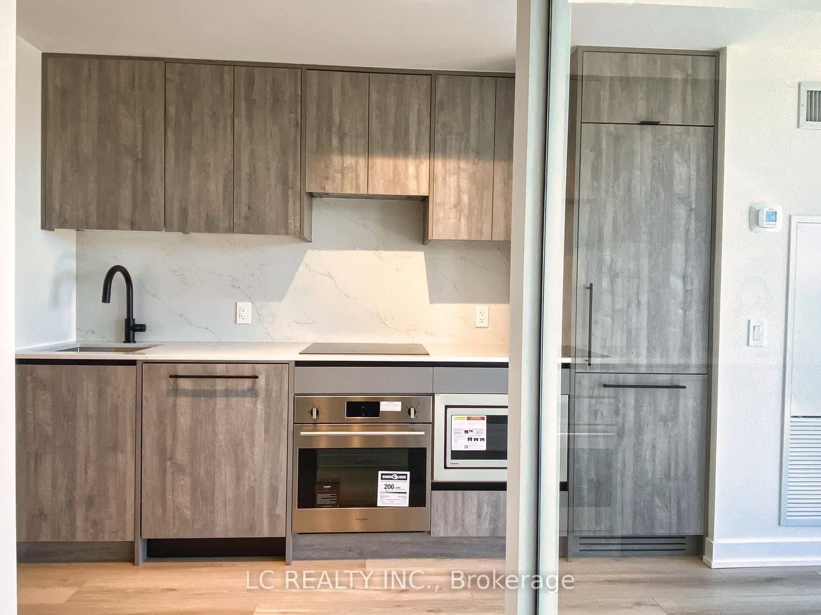 5 LAKEVIEW AVE in Toronto