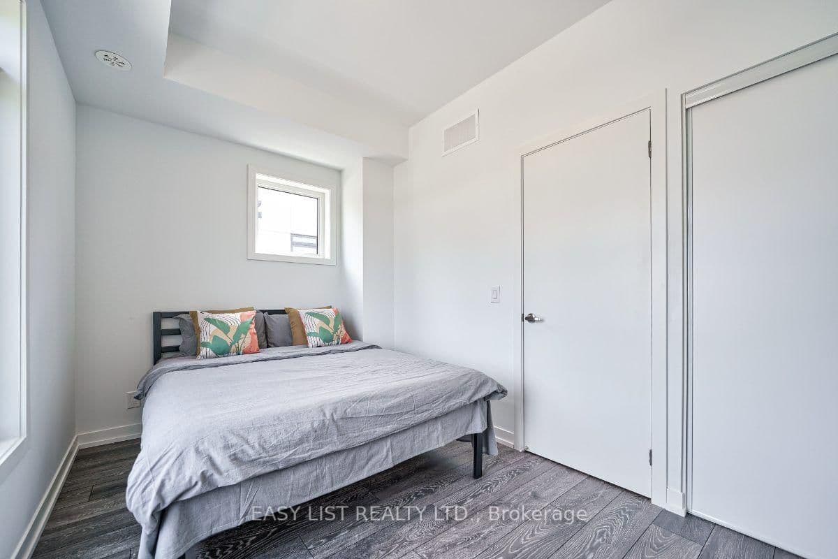 27 SPRUCE PINES CRES in Toronto