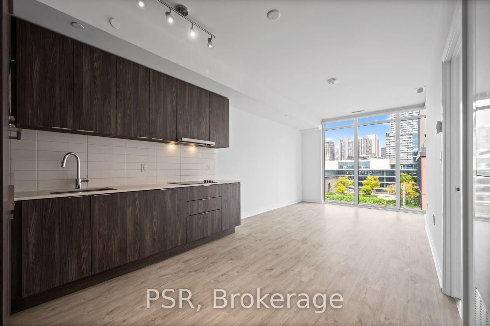 576 W FRONT ST in Toronto