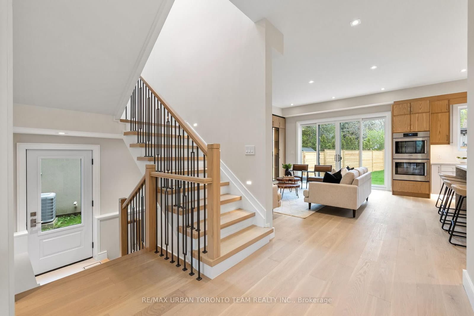 4 DRAKE CRES in Toronto