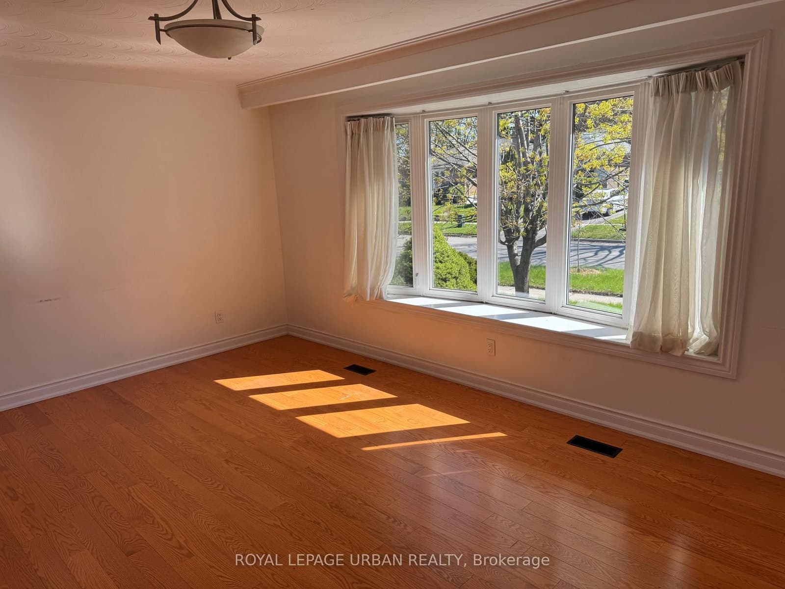 126 MARILAKE DR in Toronto