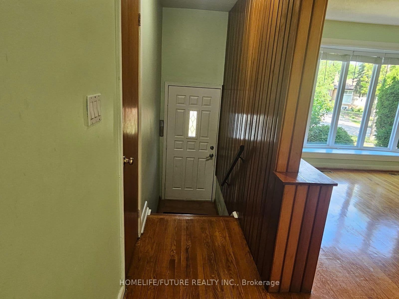 61 HOLLYHEDGE DR in Toronto