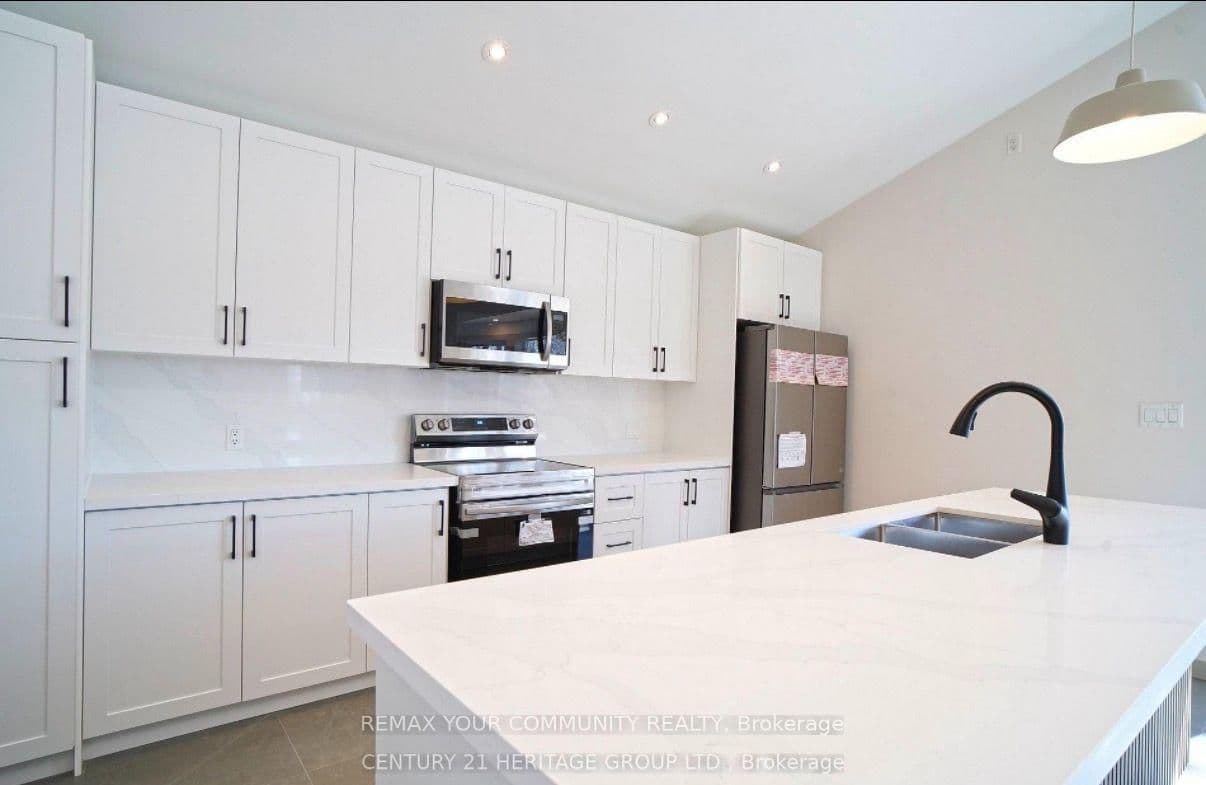 236 SIMCOE AVE in Georgina