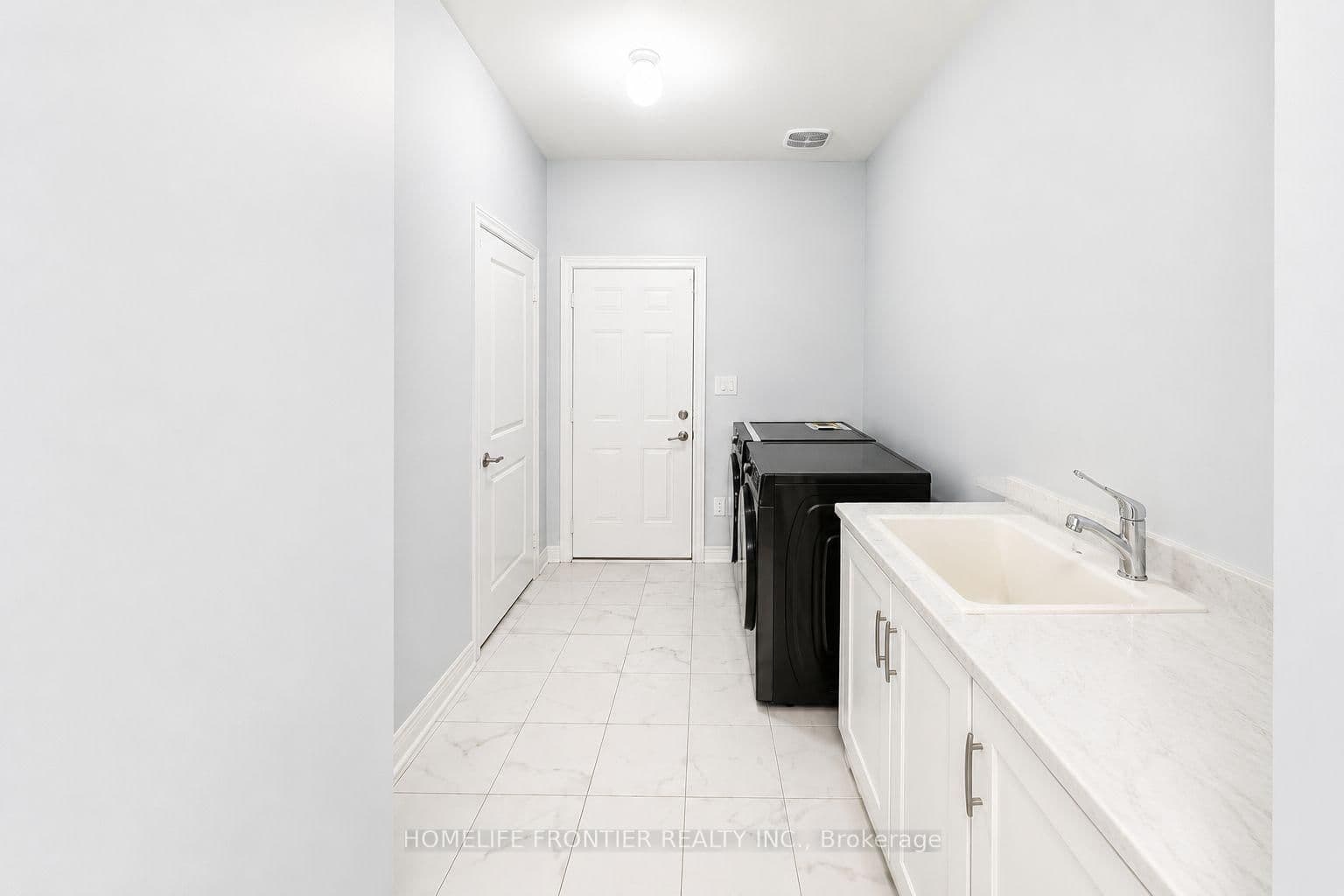 49 AINSLIE HILL CRES in Georgina - Property View