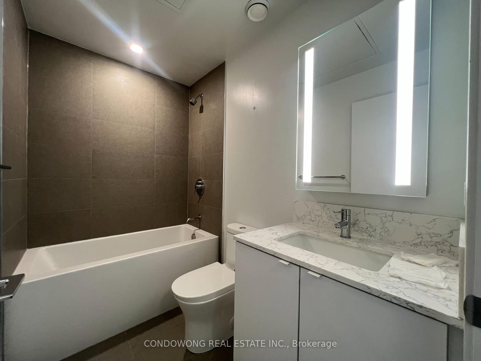 270 DUFFERIN ST in Toronto