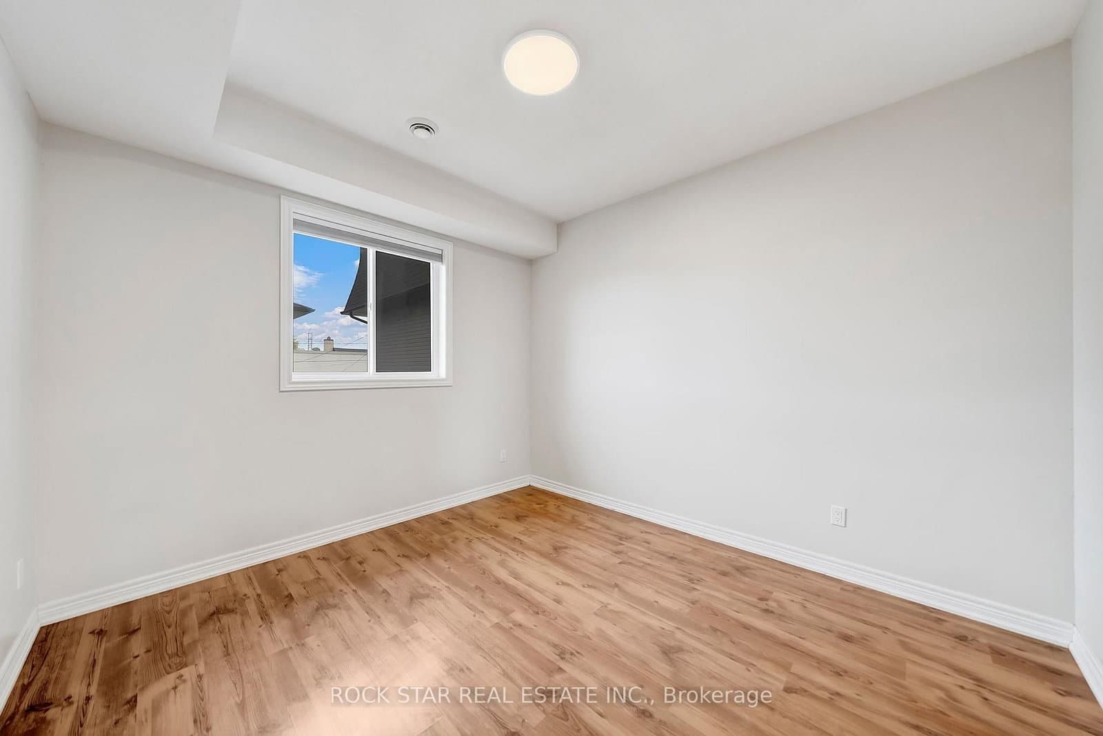 11 E CHESTNUT ST in St. Catharines