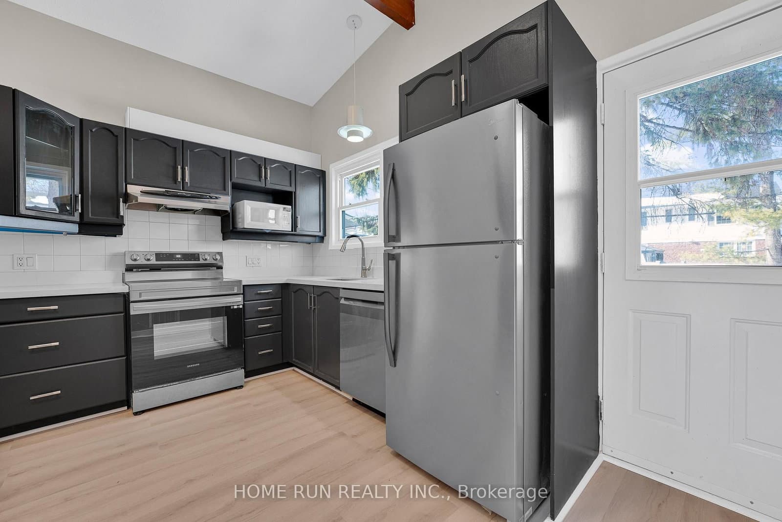 1259 E MEADOWLANDS DR in Ottawa