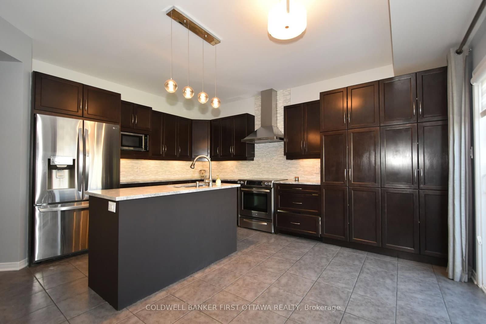 413 BLACKLEAF DR in Ottawa - Property View