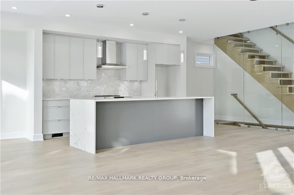484 WOODLAND AVE in Ottawa