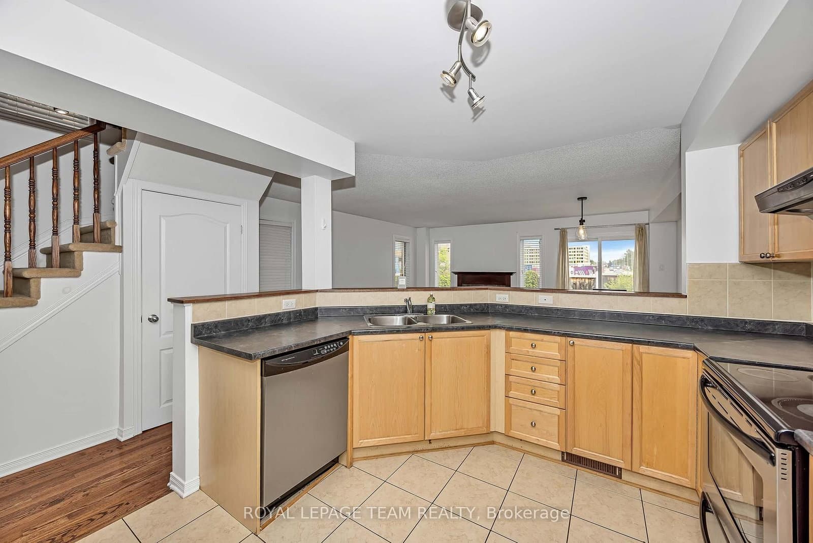 323 FREEDOM PRIVATE in Ottawa