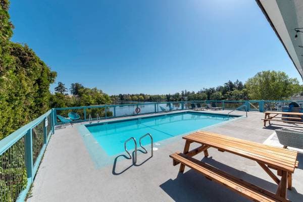 101 ISLAND HWY in Esquimalt - Property View