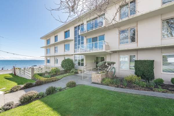 [HIDDEN ADDRESS] - 04554 in Oak Bay