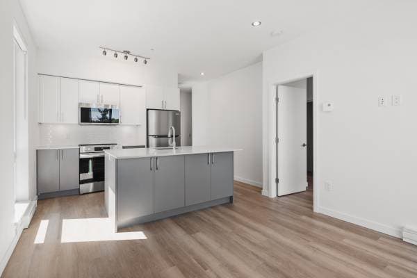 1025 KINGS RD in Victoria - Property View