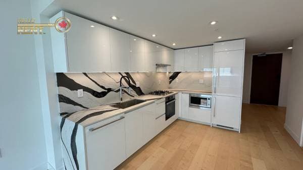 135 E 13TH ST in North Vancouver - Property View