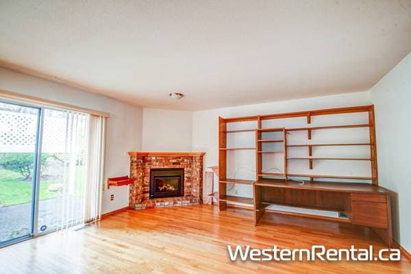 13569 15A AVE in White Rock