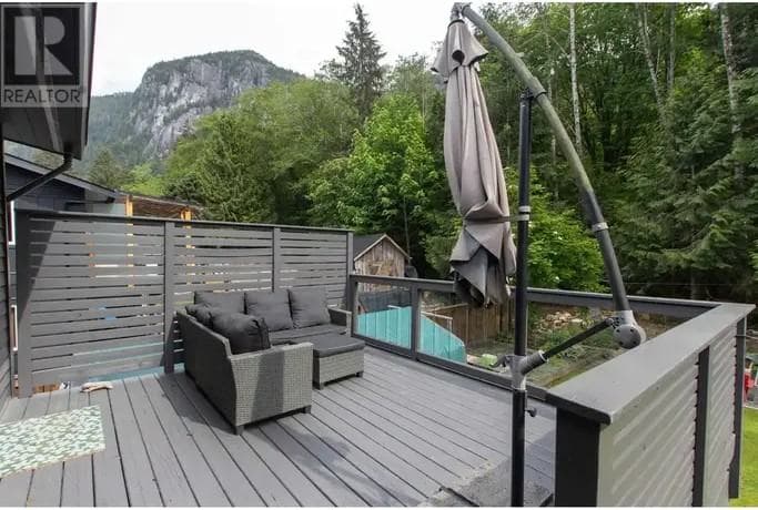 37972 MAGNOLIA CRES in Squamish