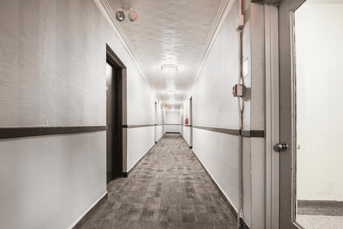 212 E LAKESHORE RD in Mississauga