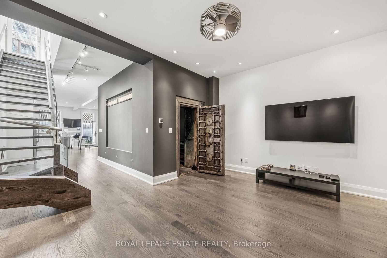 687 E QUEEN ST in Toronto - Property View