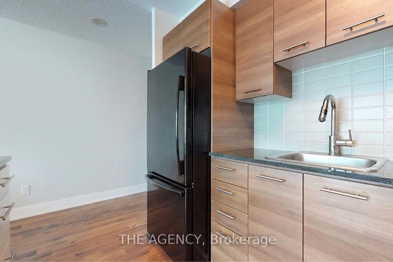 135 VILLAGE GREEN SQUARE in Toronto - Property View