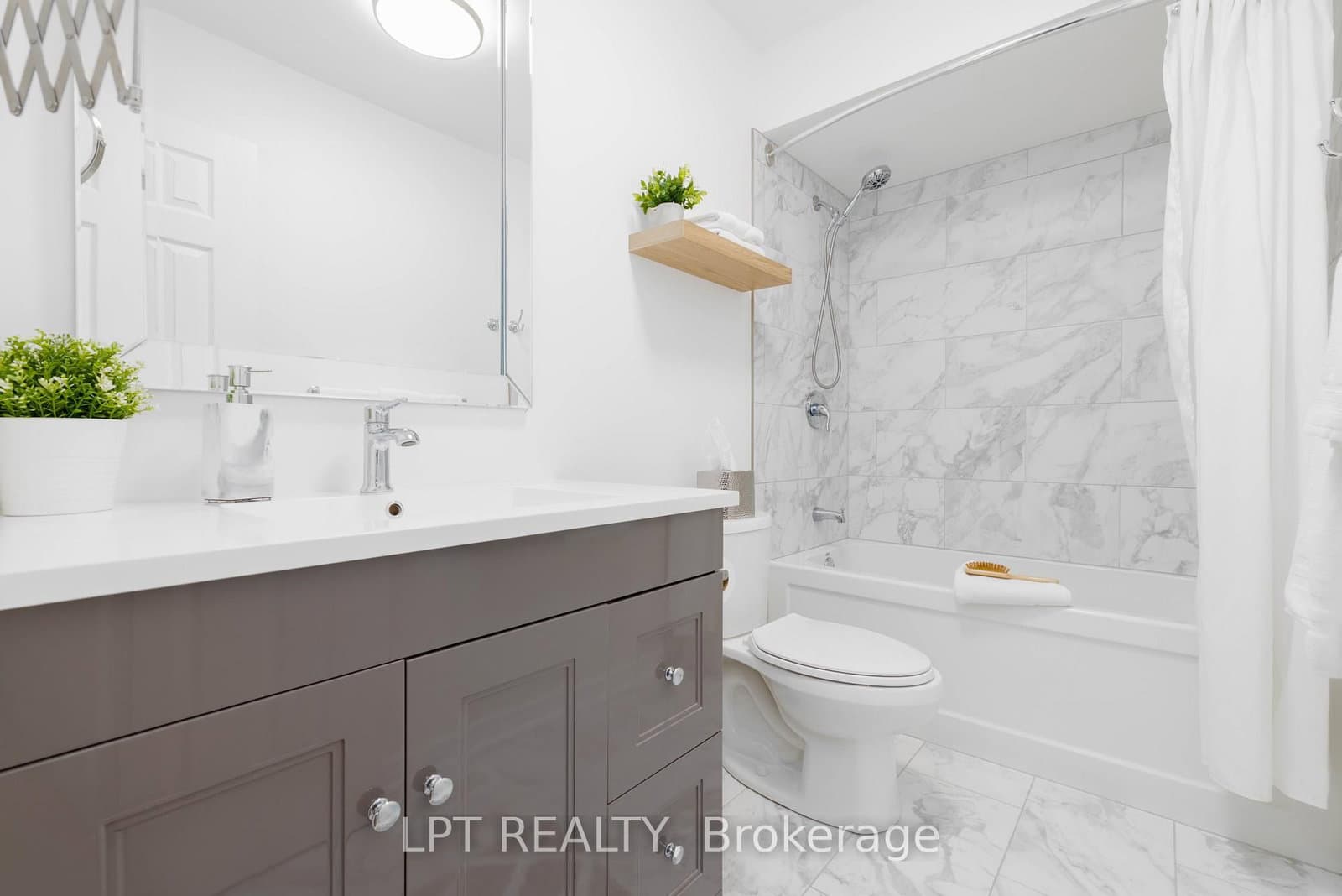 25 HATTIE CRT in Georgina - Property View