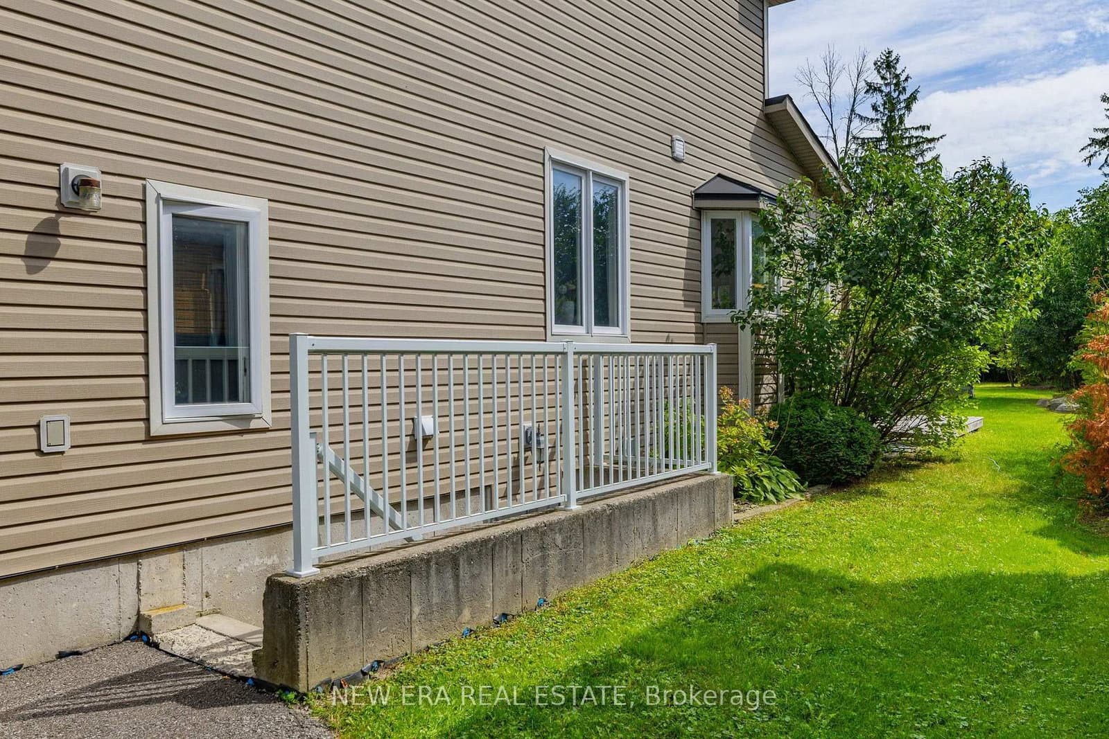 1031 N LAKE DR in Georgina - Property View