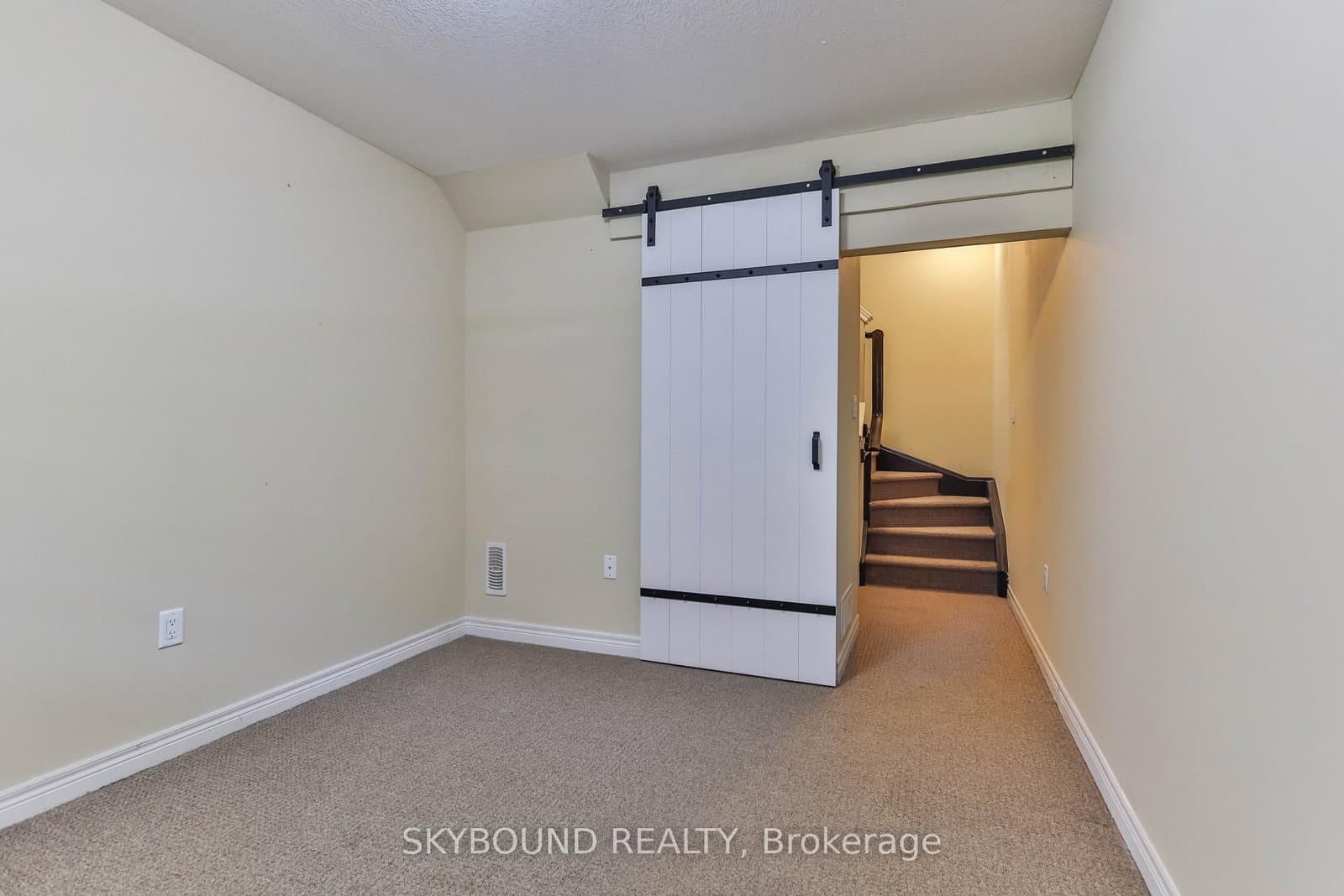 2 EGLESTON LN in Hamilton - Property View