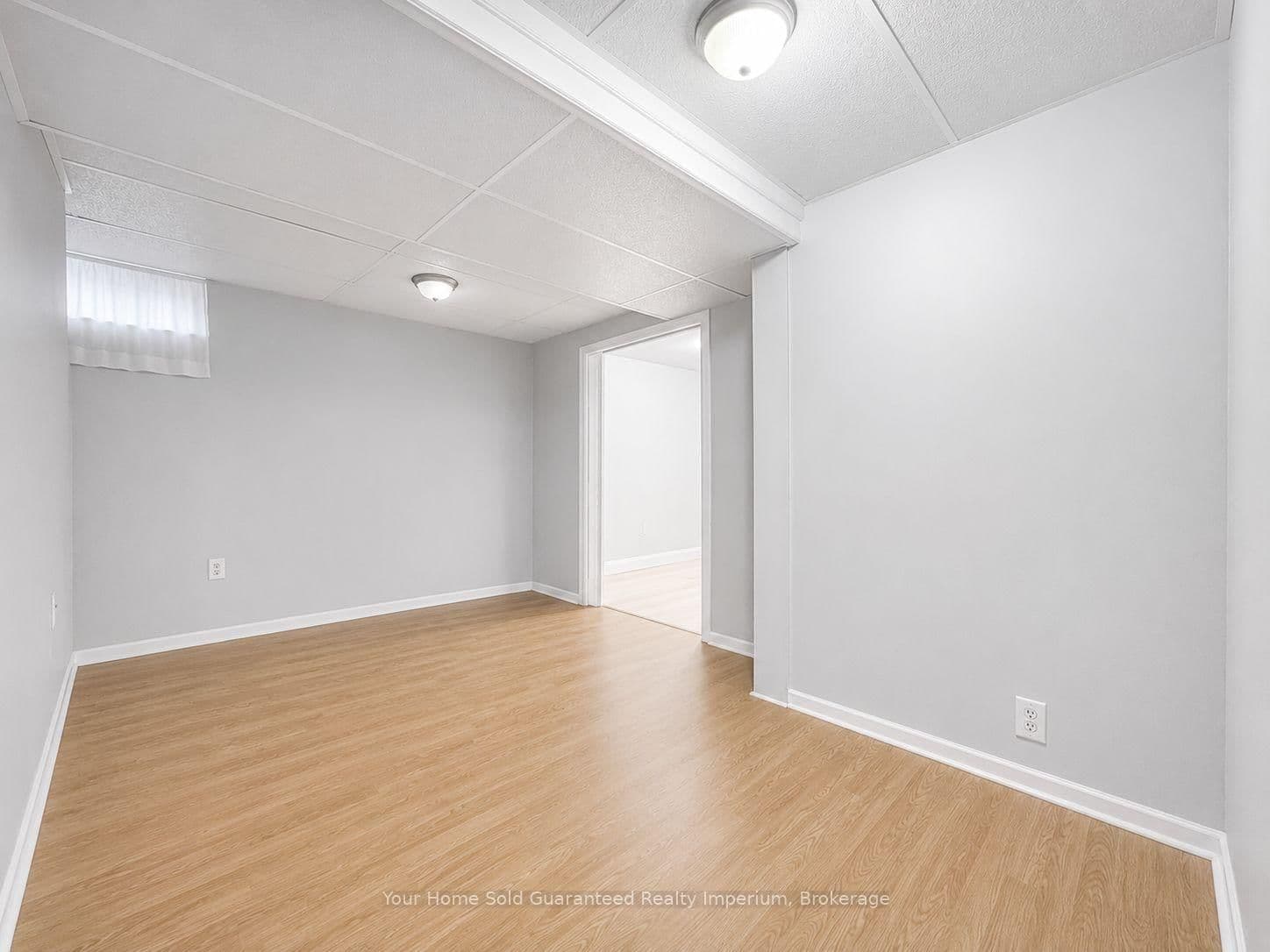 37 MAYFAIR DR in Welland - Property View