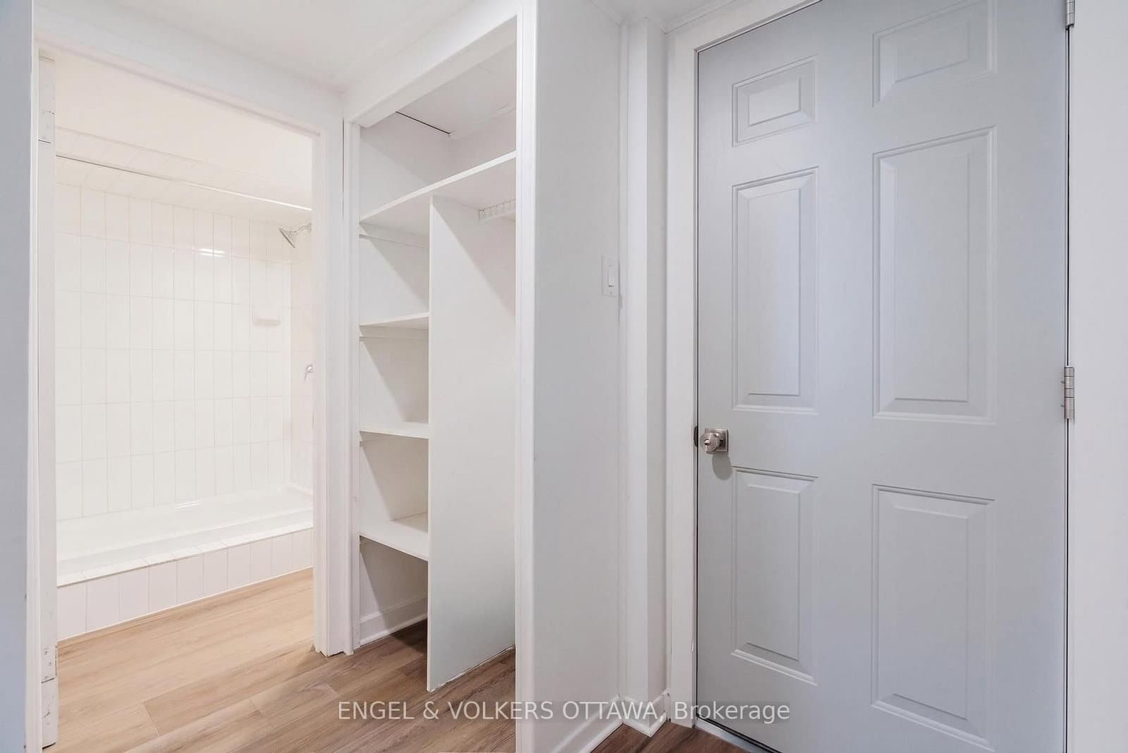 896 PINEWOOD CRES in Ottawa - Property View