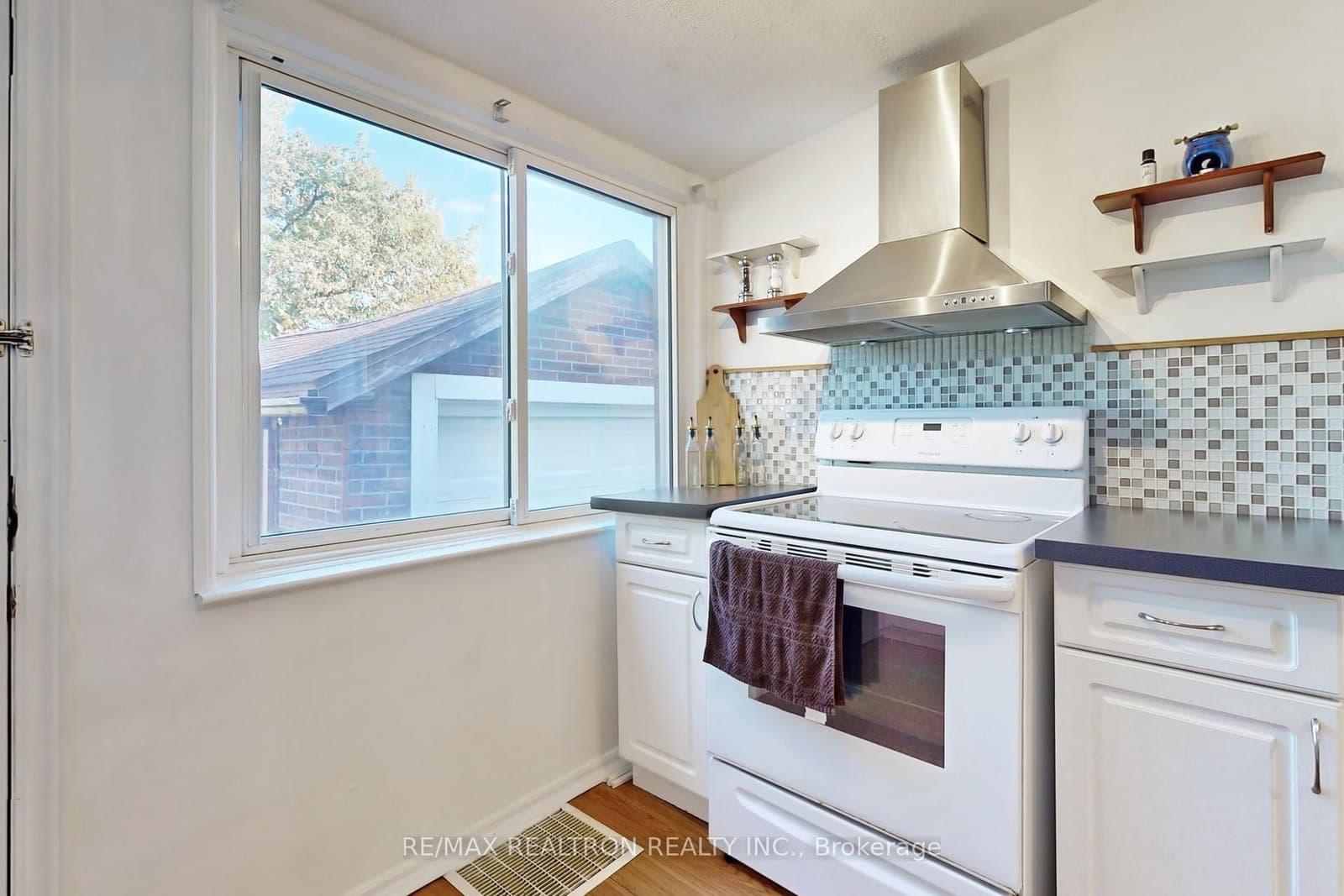 14 MYRTLE AVE in Welland