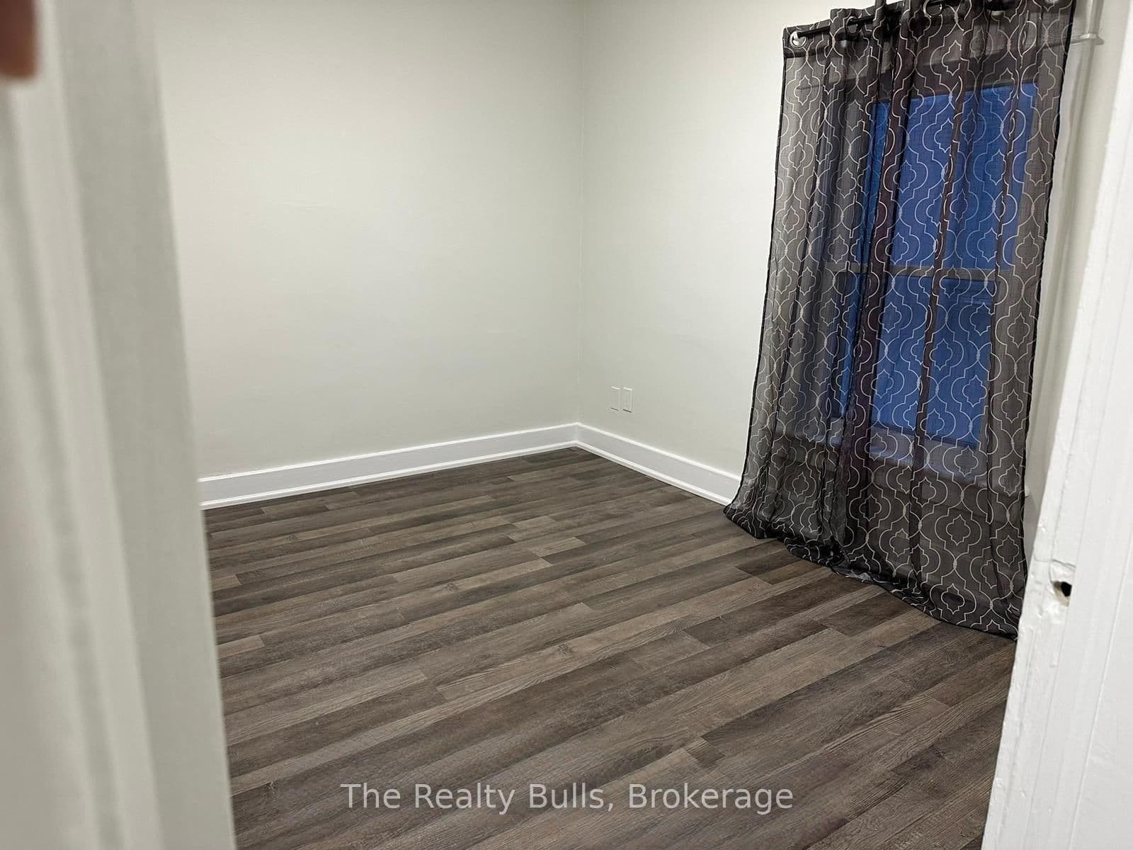 18 E FORKS RD in Welland - Property View