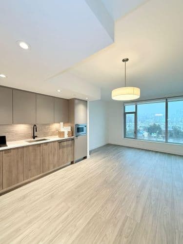 755 HARBOURSIDE DR in North Vancouver