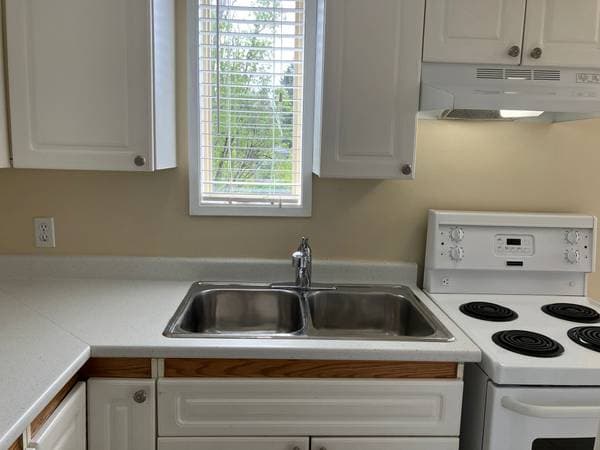 76 PRYDE AVE in Nanaimo