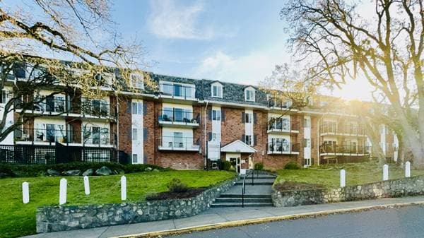 1655 CHAMBERS ST in Victoria - Property View