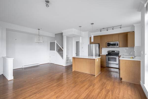 735 W 15TH ST in North Vancouver - Property View