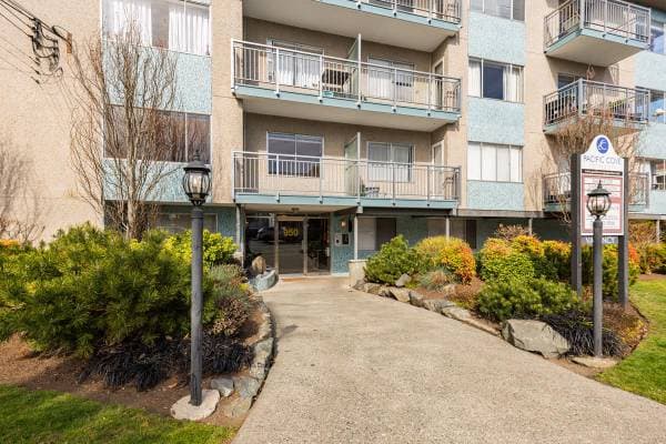 950 ROCKLAND AVE in Victoria